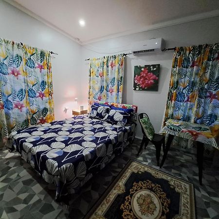 スバ Tropical Almond Haven Bed & Breakfast エクステリア 写真